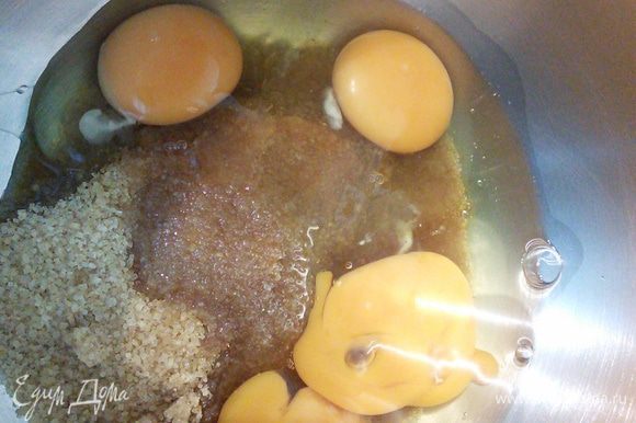 Яйца взбить с сахаром до посветления и увеличения в объеме.