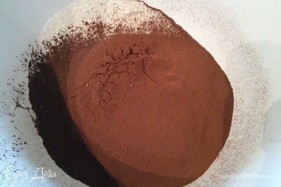 Просеять муку с какао. Какао нужно брать для выпечки, настоящее.