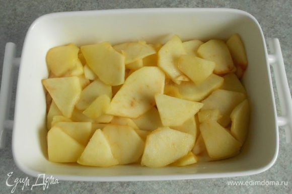 Керамическую или стеклянную жаропрочную форму смазать маслом, выложить в нее яблоки. Можно готовить в индивидуальных формах.