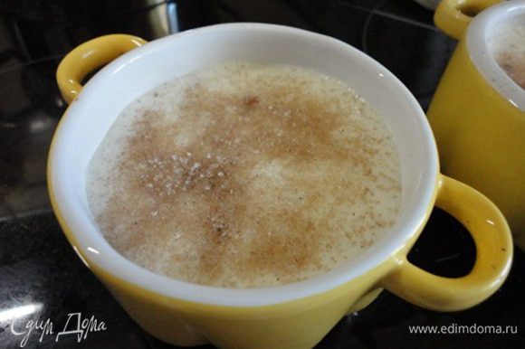Формочки смазать сливочным маслом и выложить массу для пудинга, сверху посыпьте сахаром с корицей и запекайте 20-25 минут.