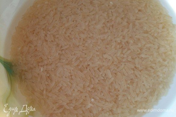 Промыли рис. Вскипел чайник, заливаем рис водой, чтобы полностью покрылся ею. И отставляем в сторону, пока вся вода не впитается.