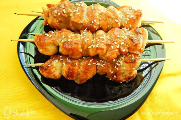 Выложить «Якитори» на тарелку, посыпать кунжутом и подавать к столу. В Японии «Якитори» поливают тем же соусом, в котором мариновалось мясо. Приятного аппетита!