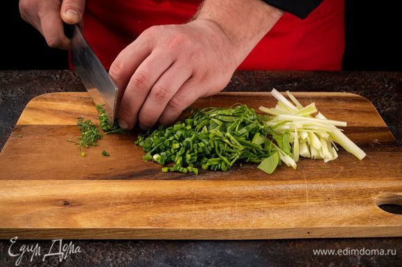 Нарежьте сельдерей, шпинат, зеленый лук и укроп.