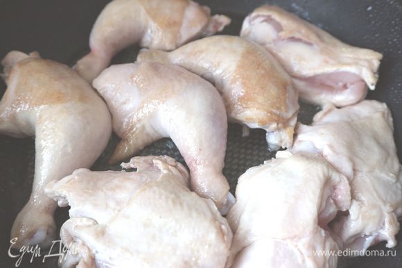 Цыплят посолить, поперчить, обжарить на сковороде на оливковом масле до легкой золотистой корочки.