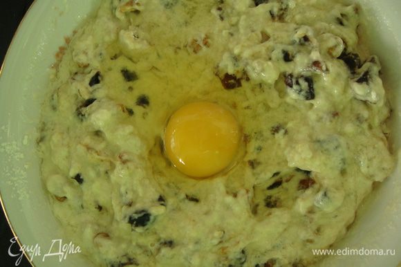 К мучной смеси добавить грецкие орехи, влить теплую воду и подсолнечное масло, перемешать. Добавить финики и яйцо, еще раз все тщательно перемешать.