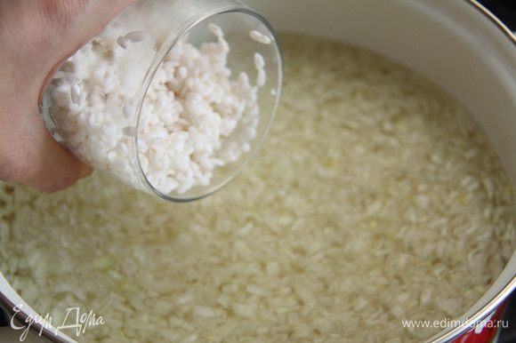 В закипевший бульон добавить лук, через минут 5 — рис. Варить 10 минут.