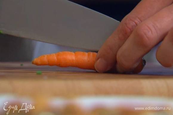Морковь разрезать вдоль пополам.