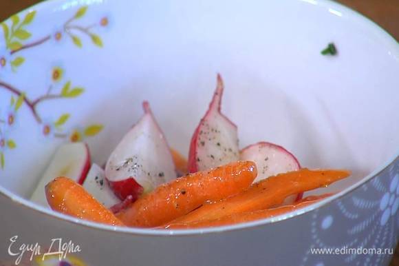 Редис, морковь и оставшийся шнитт-лук выложить в глубокую посуду, посолить, поперчить, полить оставшимся оливковым маслом и лимонным соком, все перемешать и дать постоять.