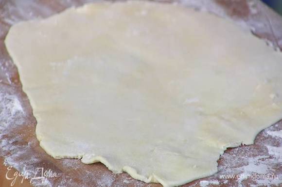 Рабочую поверхность присыпать оставшейся мукой и раскатать охлажденное тесто в пласт толщиной 2‒3 мм.