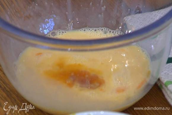 Яйца разбить в глубокую посуду, влить молоко, ванильный экстракт, добавить сахар и все перемешать.