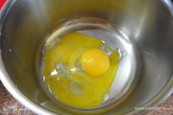 Для голландского соуса яичные желтки с лимонным соком поставить на водяную баню (горячую, но НЕ кипящую воду) и растирать деревянной или силиконовой лопаткой.