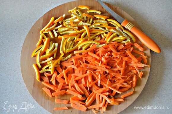 Цедру апельсина и очищенную морковь нарезать тонкими брусочками. Отварить цедру апельсина и морковь 10 минут в воде с ложкой сахара. Воду слить.