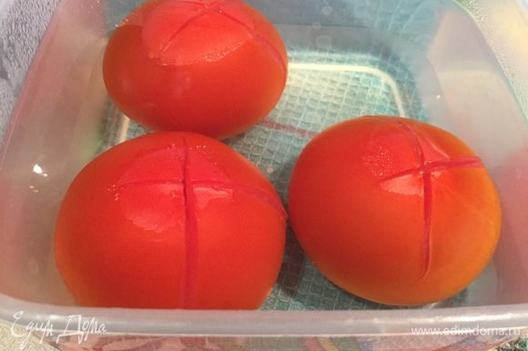 У помидоров сделайте надрезы, залейте кипятком на пару минут, снимите кожицу и нарежьте небольшими кусочками.