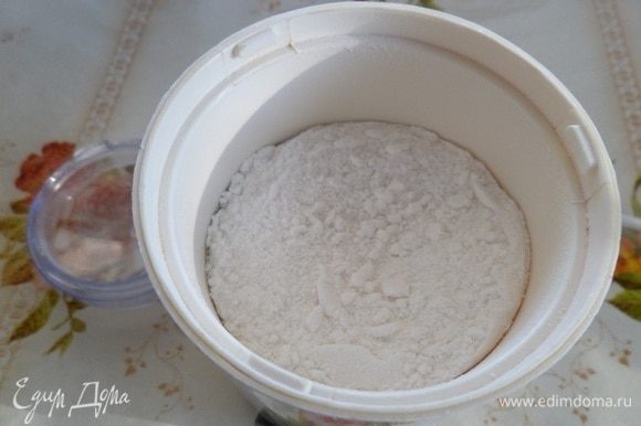 Сахар измельчаем в пудру с помощью кофемолки.