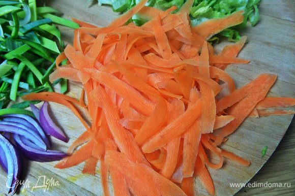 Сырую морковь очистить и нарезать овощечисткой такими слайсами.