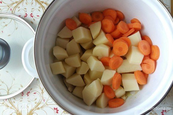 Добавим картофель, морковь.