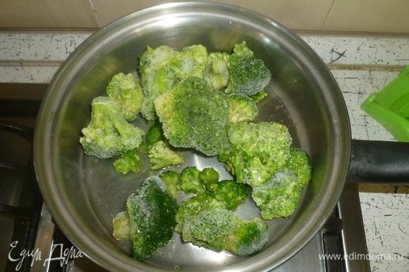 Выложить брокколи в сотейник, влить немного воды, готовить под крышкой до мягкости. Главное не переготовить, чтобы брокколи не потеряла цвет.