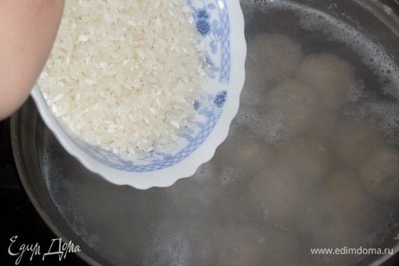 Добавляем рис Краснодарский ТМ «Националь». Варим рис с фрикадельками после закипания 10-15 минут.