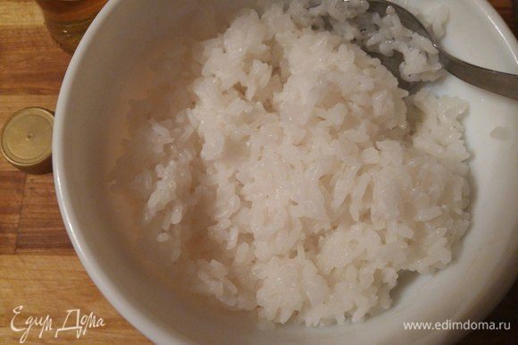 Итак, отварим рис для суши по инструкции, снимем с огня и добавим рисовый уксус. Перемешаем и оставим остывать.