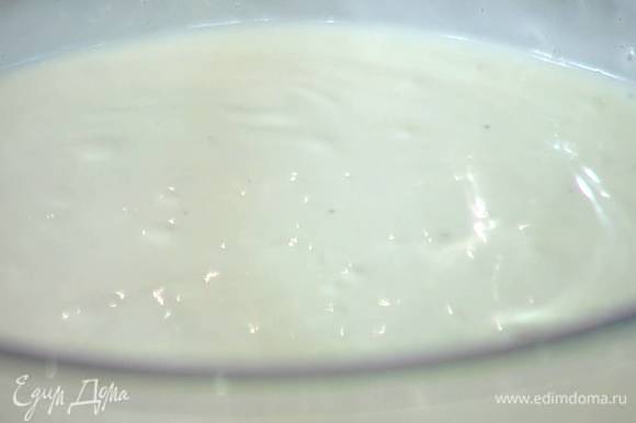 Молочно-сливочную массу с желатином процедить через сито, затем добавить в нее сливки со сметаной и перемешать все венчиком в однородную массу.