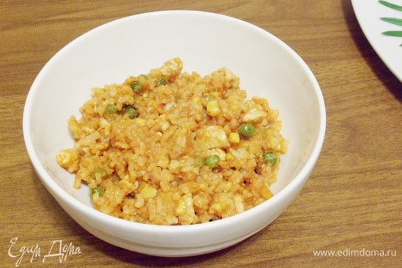 Второй способ проще: в глубокую миску выложить порцию жареного риса.
