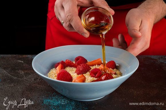 В тарелку положите кашу, сверху — ягоды. Полейте кленовым сиропом.