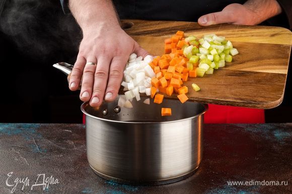 Залейте нут свежей водой, поставьте на огонь. Добавьте морковь, лук и сельдерей, соль по вкусу. Варите до тех пор, пока бобы не станут мягкими внутри.