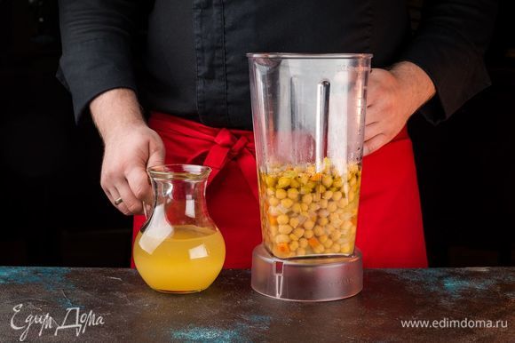 Переложите бобы и овощи в чашу блендера, добавьте лимонный сок, немного бульона, оливковое и кунжутное масло. Специи.
