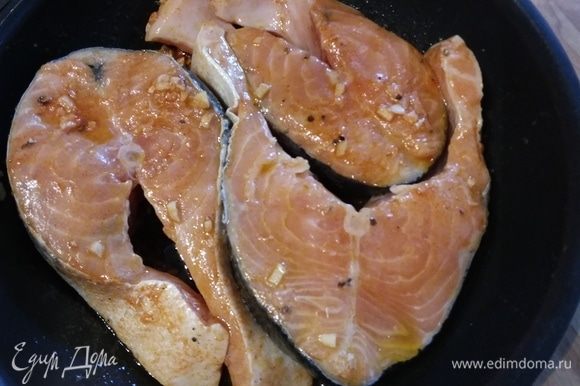 Для лосося соединить все ингредиенты для маринада, выложить в маринад стейки лосося, оставить на 30 минут.