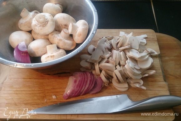 Нарезаем грибы и лук.