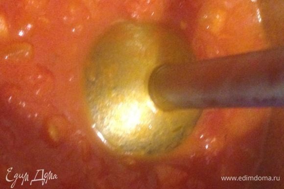 При помощи блендера пробить суп до состояния гладкого эластичного пюре.