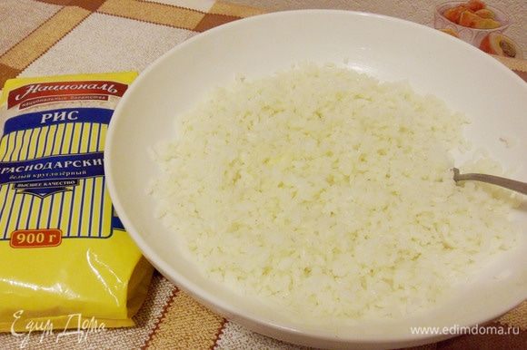 Сваренный рис переложить в неглубокую миску, добавить ложку растопленного сливочного масла и перемешать. Рассыпчатый отварной рис для начинки готов.
