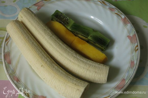 Нарезаем фрукты. Бананы надо выбирать не очень спелые, длинные и прямые. Готовила дважды, в первый раз намучилась с этим фруктом, слишком спелый банан ломался. Бананы поливаем соком лимона.