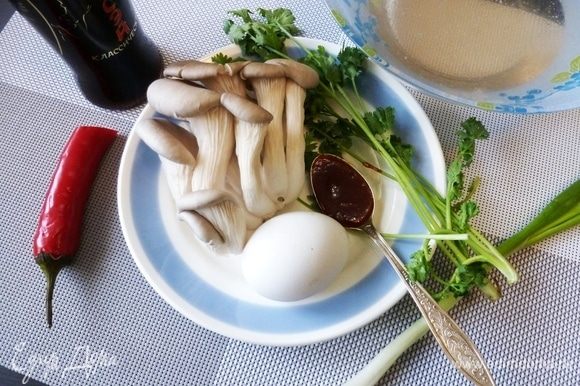 Подготовим продукты для супа «Тамаго тодзи». Кинзу и лук помыть, стряхнуть влагу. Яйцо я тоже мою. Заранее сварить куриный бульон.