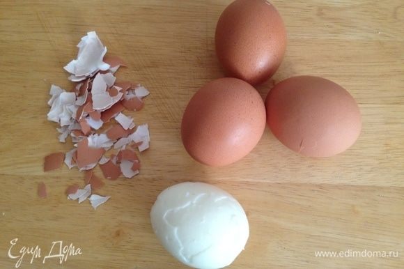 Яйца сварить вкрутую, очистить и мелко порубить.