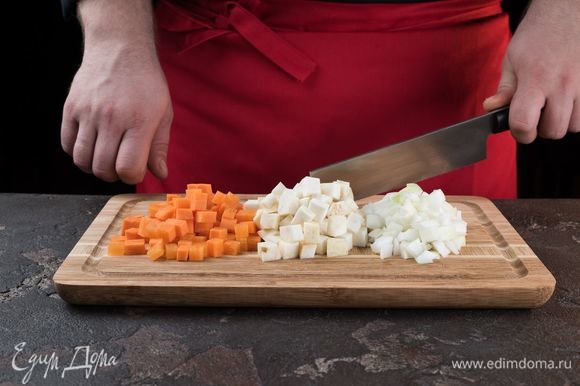 Очистите лук, морковь и сельдерей. Нарежьте кубиками.