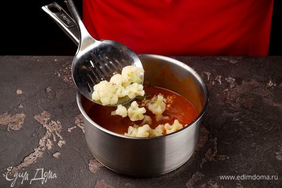 Когда суп закипит, добавьте измельченный чеснок, капусту и специи.