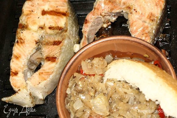 Рыба на гриле с луковым острым маринадом — очень вкусно. Получается освежающее и вкусное блюдо. В жаркий день прекрасный обед или ужин.