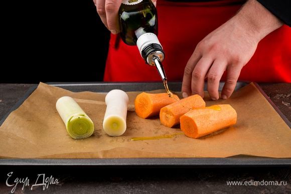 Морковь и лук и промыть, обсушить, нарезать на части и выложить на противень. Сверху сбрызнуть оливковым маслом и запечь до готовности при 200°С.