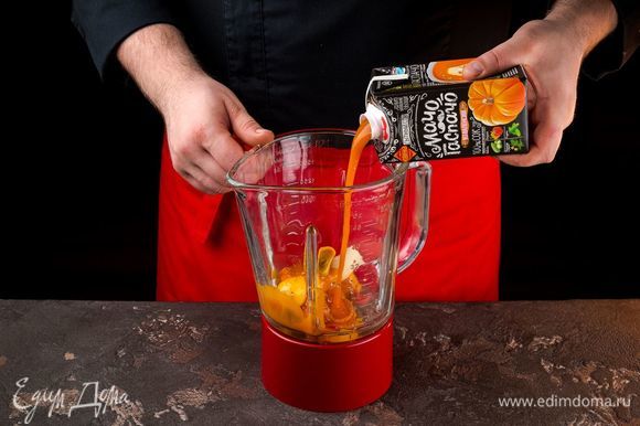 Морковь, лук и нарезанный перец чили сложить в чашу блендера, добавить сок «МачоГаспачо из Валенсии». Измельчить все до однородной консистенции.