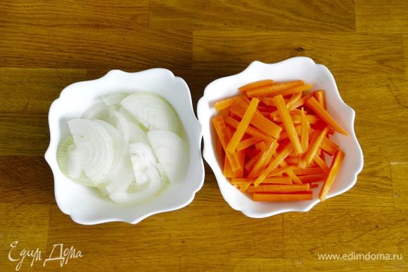 Нарезать лук полукольцами, морковь — соломкой.