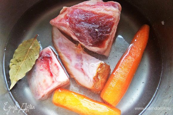 Варим бульон на костях или мясе — дело вкуса. Можно слить первую воду или просто снять пену при варке. Добавить морковь, но можно обойтись здесь и без нее. Солить по вкусу.