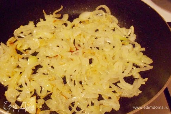 На сковороду налить не много растительного масла. Выложить репчатый лук и жарить до легкой золотистости (примерно 5–10 минут). Затем переложить рис на тарелку.
