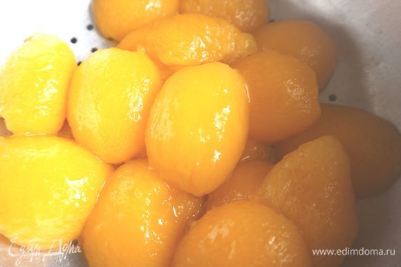 Очистить абрикосы от кожуры и ароматизировать абрикосовым шнапсом (или ликером).