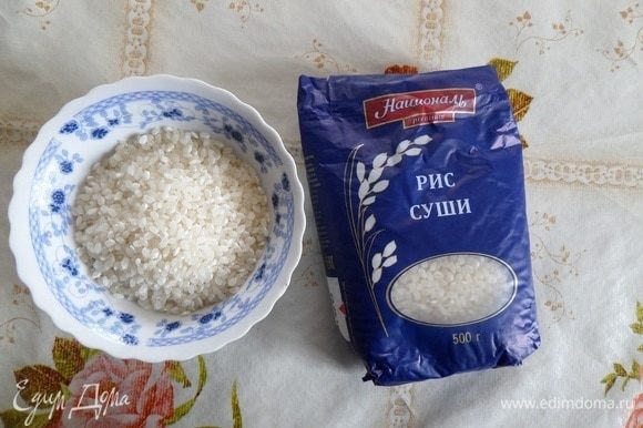 Отмеряем необходимое количество риса.