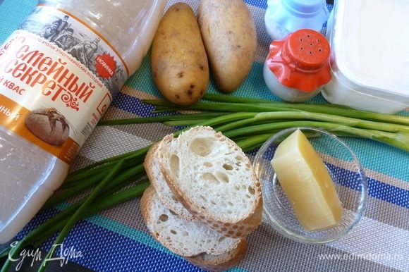 Подготовим продукты для окрошки по-польски. Картофель сварим. Лук помоем. Белый хлеб (батон, багет и т.д.) лучше взять черствый.