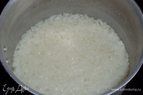 Промытый рис отвариваем до готовности в подсоленной воде. Остужаем.