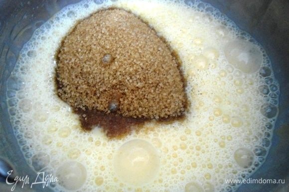 Приготовить заливку для пудинга. Яйца взбить миксером, добавить сахар и корицу и взбить до растворения сахара.