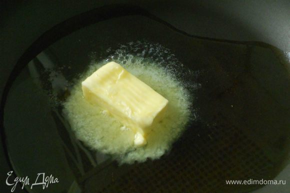В большой сковороде нагреть растительное масло, затем растопить в нем 30 г сливочного и обжарить лук.