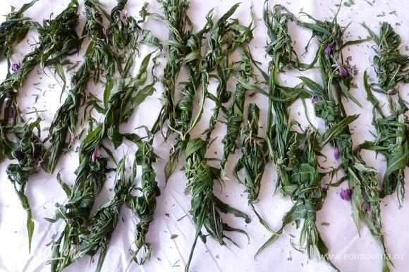 Чтобы чай был вкусный и ароматный, необходимо траву ферментировать. Берем несколько листиков и трем между ладошками, как бы скручивая в жгутики (или шарики). Выделяется сок и листочки темнеют.